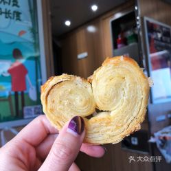 哈爾濱食品廠打浦橋店的小蝴蝶酥 一口酥脆，滿口香甜的上海經(jīng)典味道